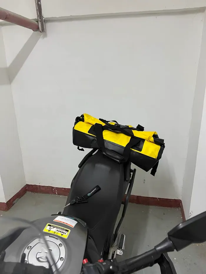 Ako nosiť batožinu na motocykli bez nosiča