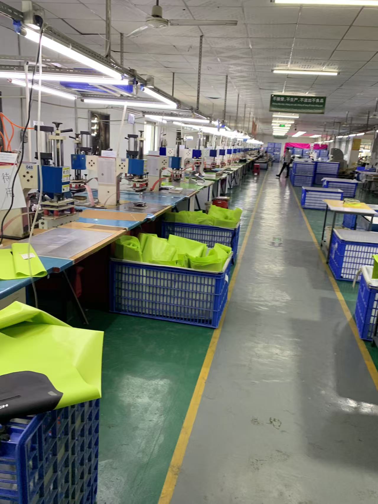 Vo výrobnom závode: Ako sa vyrába Hi-Vis vodotesná taška na motorku v Sealock