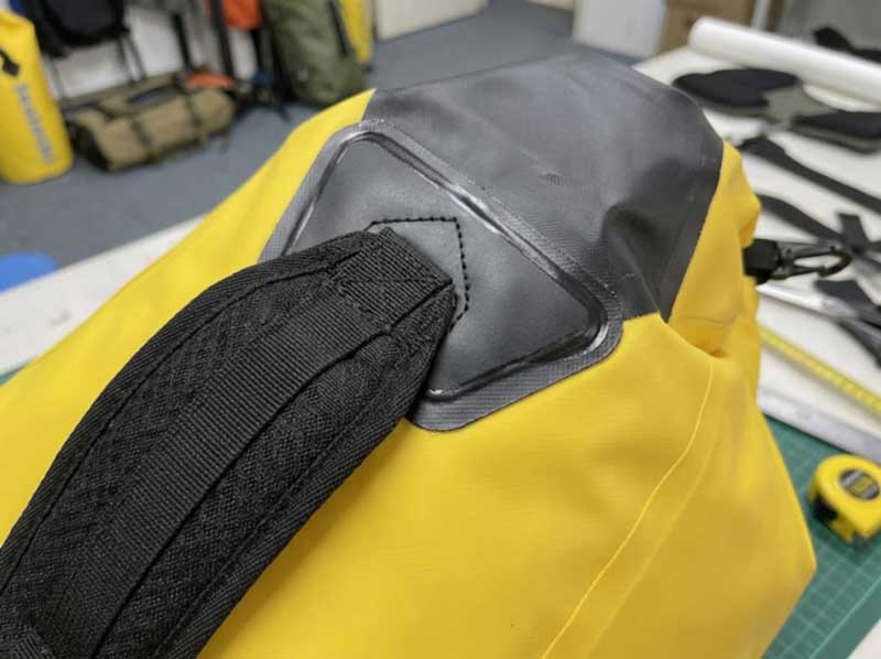 Batohy so suchým vakom: Čo sa zmení, keď suchý vak dostane ramenné popruhy